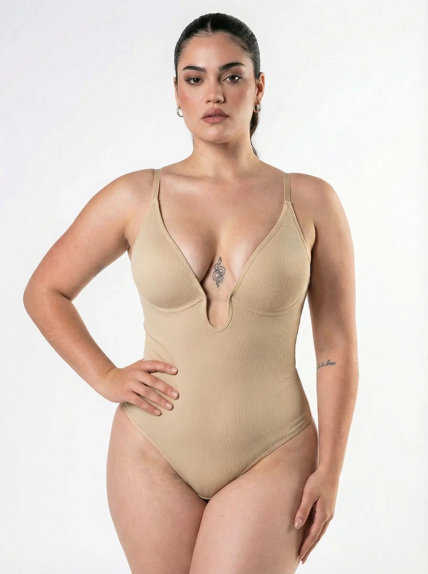 Body de tanga moldeador con escote pronunciado