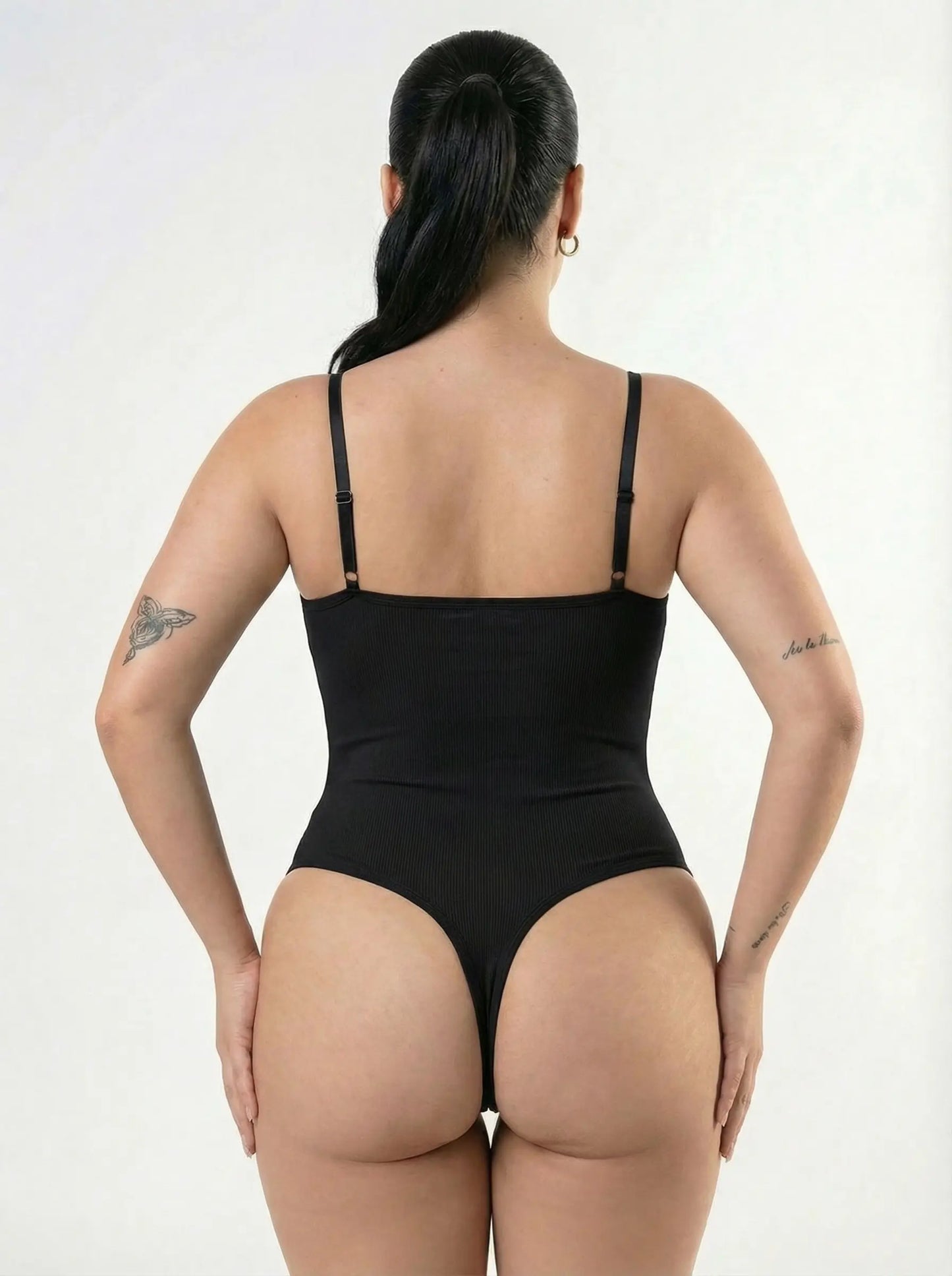 Body de tanga moldeador con escote pronunciado