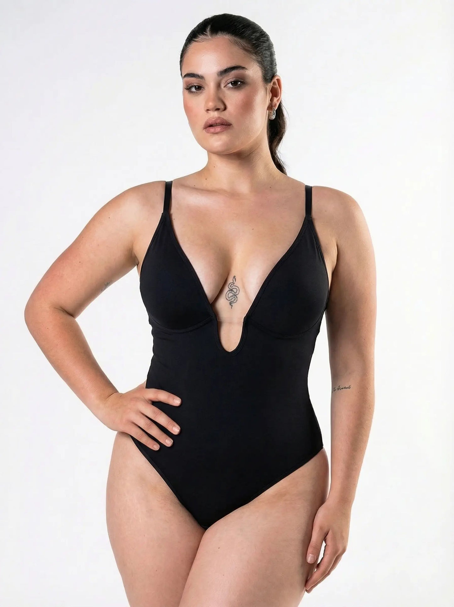 Body de tanga moldeador con escote pronunciado