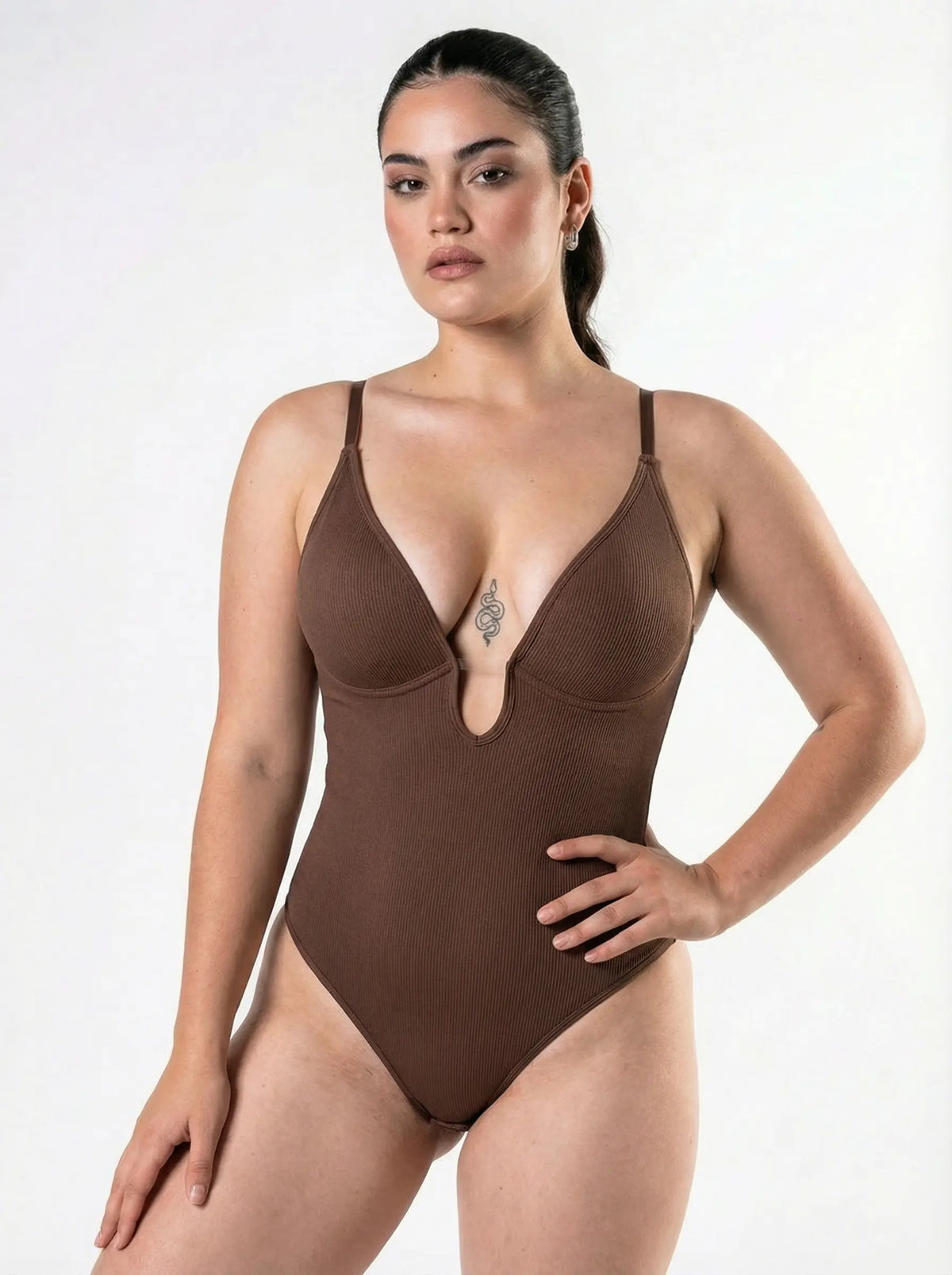 Body de tanga moldeador con escote pronunciado