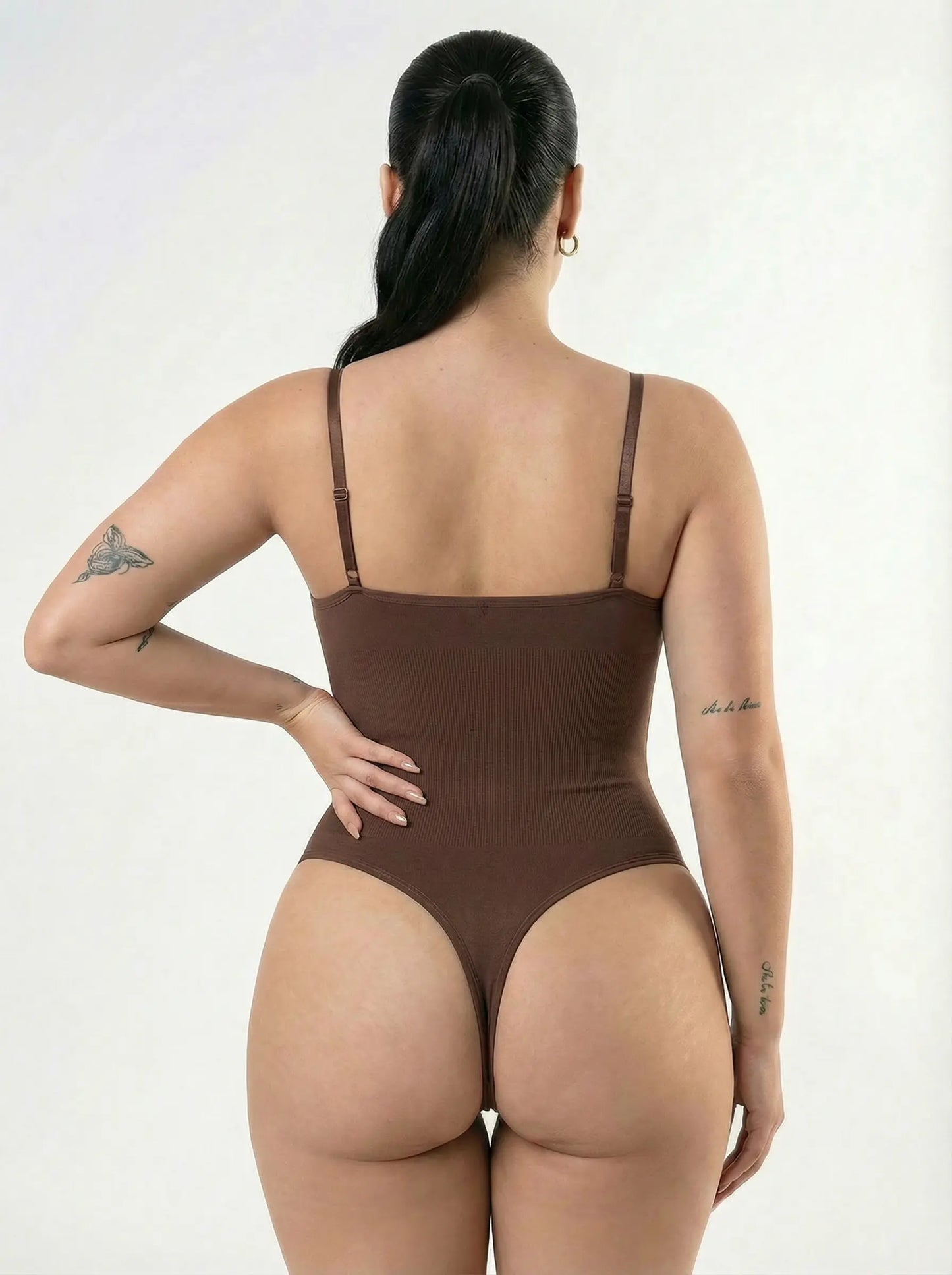 Body de tanga moldeador con escote pronunciado