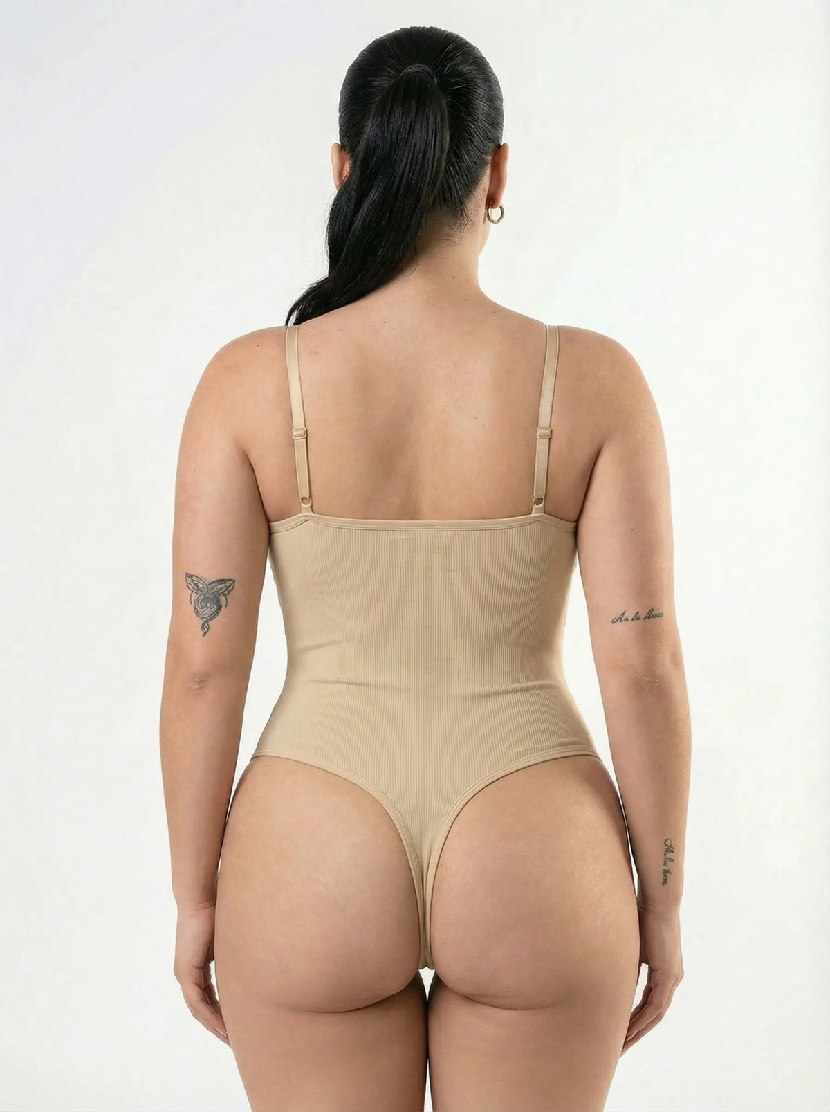 Body de tanga moldeador con escote pronunciado